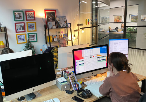 Branding Agency vs Freelance Designer: Which Is Better for a New Coaching Brand?